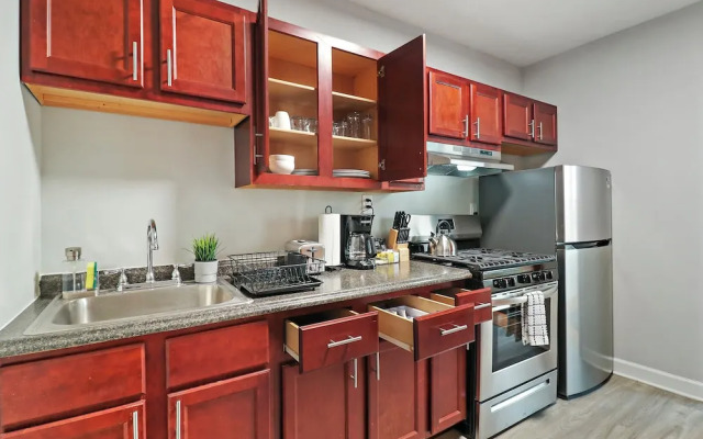 1BR Airy Apt- Barry 2