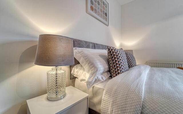 Stylish 2 Bedroom House with Patio