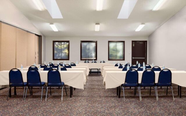 Country Inn & Suites by Radisson, Coon Rapids, MN