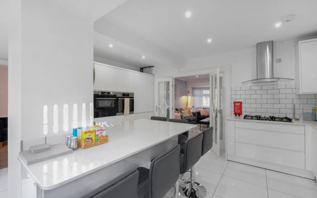 Delightful House 4 bed 2 bath  - Parking