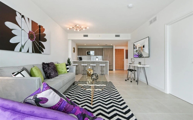 Top Fort Lauderdale Condo 7th Floor - Private and Sanitized, Hotel Amenities, Free Parking for Stays Over 27 Days, 400 ft From the Beach. Hosted by Super Host!