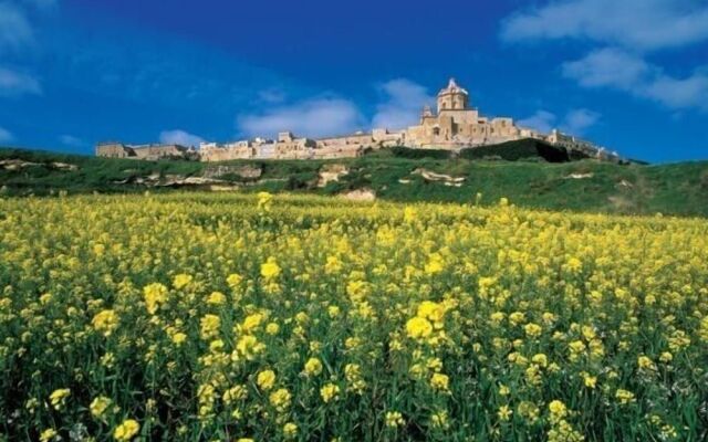 Charming Seafront House In Kalkara