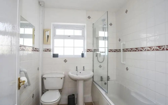 Homely, 4-bed House Close to Stunning Beach