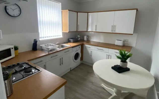 House - Sleeps 6 - Pet Friendly - Parking