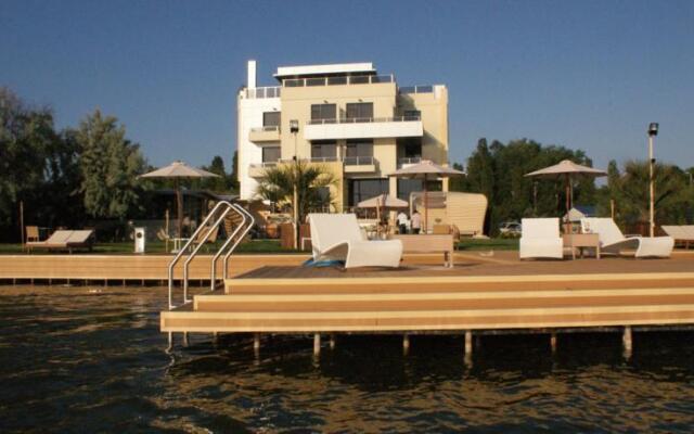 Hotel California Club by Chevalet