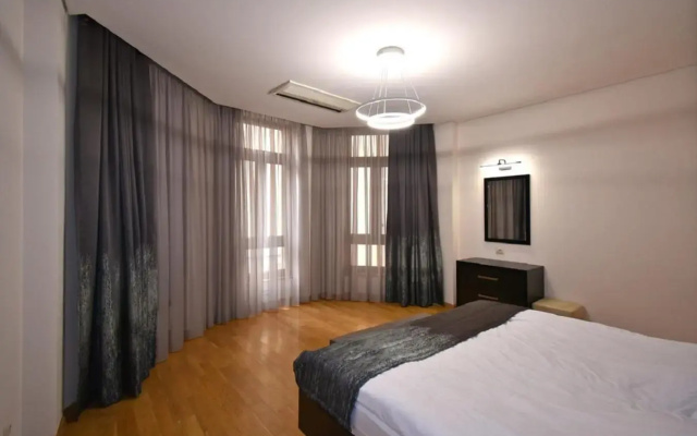 Northern Avenue 2 bedroom Newly Renovated and Modern apartment HH101