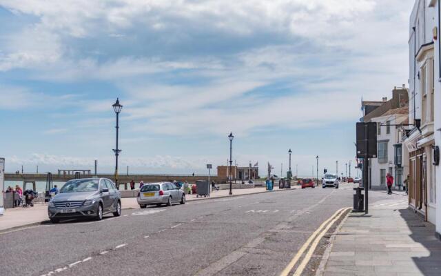 Blackhorse Loft - spacious apartment by the sea