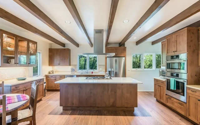 Encantada - Spacious and Luxurious Home, Walk to The Plaza