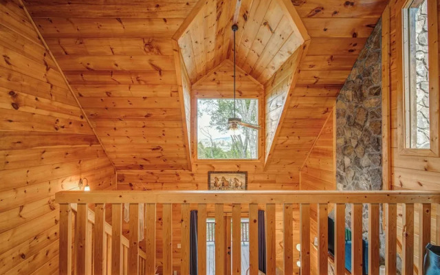 Gorgeous & Secluded 3 BDR Cabin in Mineral Bluff!