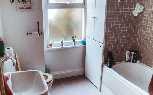 2 Bedroom Flat w Office in Tooting Broadway