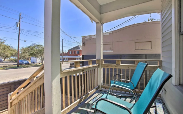 < 2 Mi to Pleasure Pier: Cozy Beach Bungalow