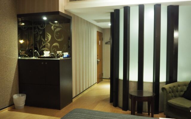 The Riverside Hotel & Motel