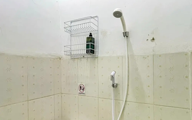 RedDoorz near Karawang Central Plaza