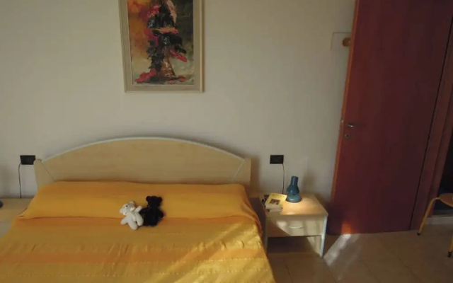 Homely one Bedroom Flat With Side sea View