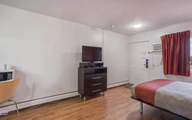 Motel 6-Camrose, AB