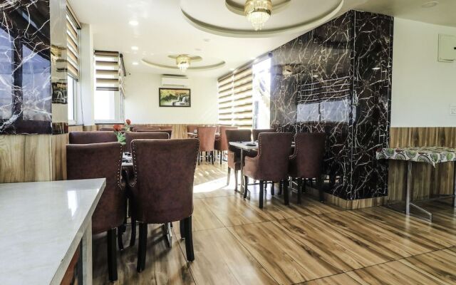 OYO 28722 The Prince Hotel