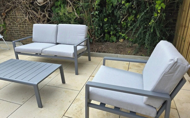 Spacious 6-bed house - 12 mins Gatwick