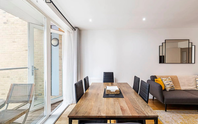 Bright Battersea Apartment