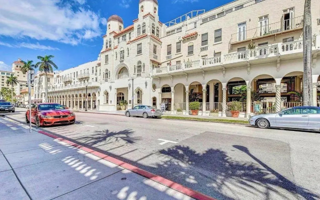 Designer Decorated Palm Beach Hotel NEW