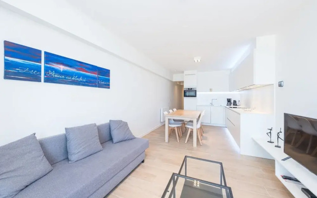 Apartment Overlooking the sea