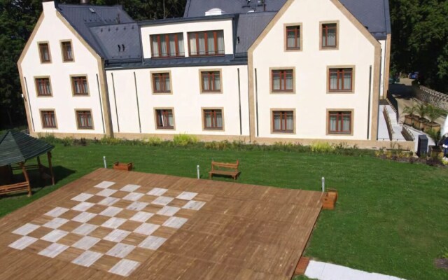 EA Chateau Hotel Sychrov