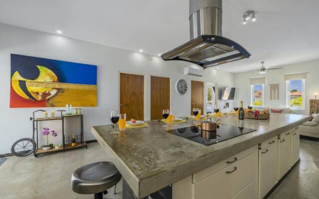NEW Modern 4BR 4 5BA w Pool Outdoor Dining