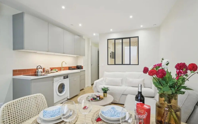 Ganneron in Paris With 1 Bedrooms and 1 Bathrooms