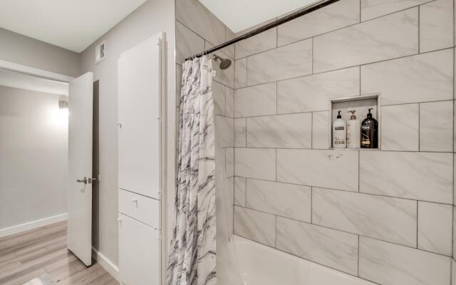 Stylish 2BR Near UT Hyde Park Evonify