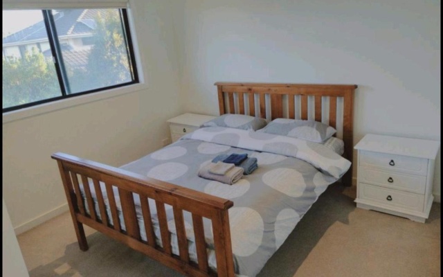 Not entire house!! Cozy two bedrooms with private bathroom and parking – Guest Rooms – Melbourne