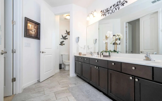 Spacious 6-bedroom Retreat Near Disney Parks