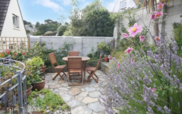 Spacious Detached House With Parking & Views