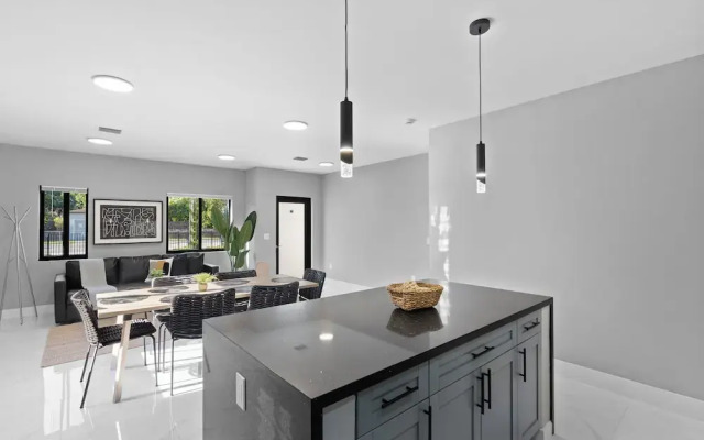 Modern 4-BR House with Free Parking