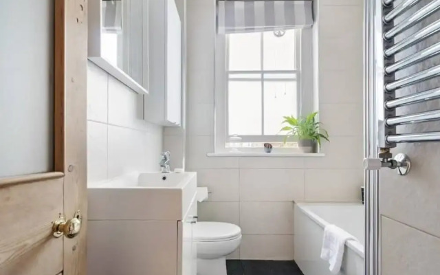 Contemporary 1 Bedroom Apartment in Hammersmith, London