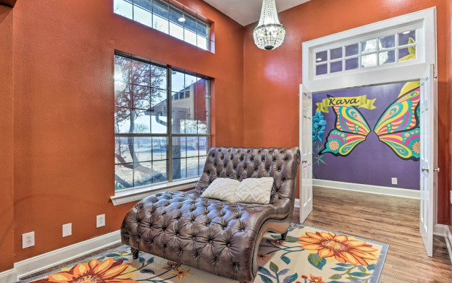 Private Pool: Spacious & Vibrant Argyle Villa!