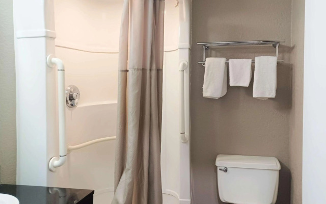 Motel 6 Fresno, CA - Blackstone North