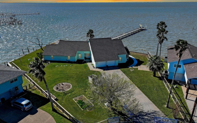 Baydream 4 Bedroom Home by RedAwning