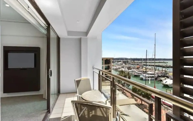 Spacious Apartment On Akl Viaduct With Balcony!