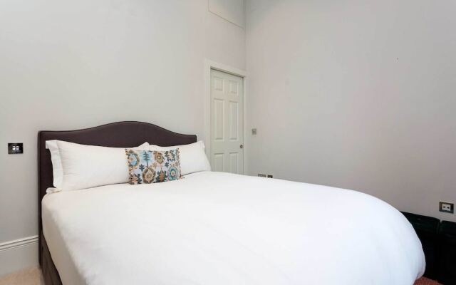 Modernist Beauty on Palace Court