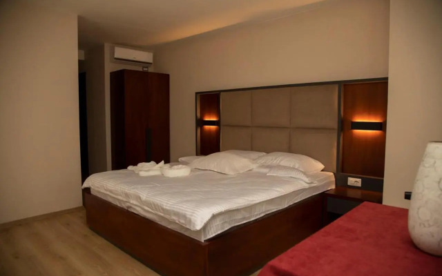 Driza's Family House - Quiet and Chill HOSTEL with 2 Pets around