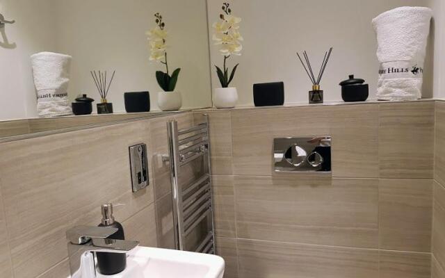 Cocoa Lily - River fronted studio with secure parking