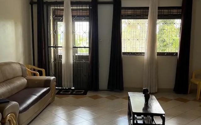 Inviting 3-bed House in Akright City Jennifers