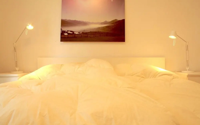 Spacious & Central - Rainbow B