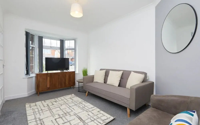 2 Bed Derby House- Parking - Rolls Royce