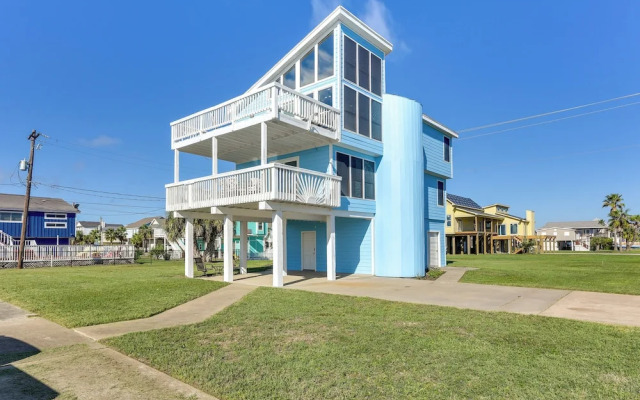 Walk to Beach: Family-friendly Galveston Home!