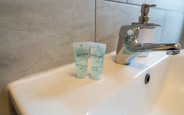 Staines Studio Apartment - Heathrow