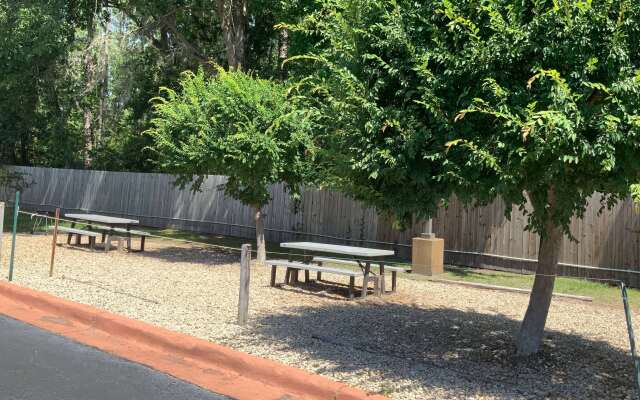 Days Inn by Wyndham Lake City I-10