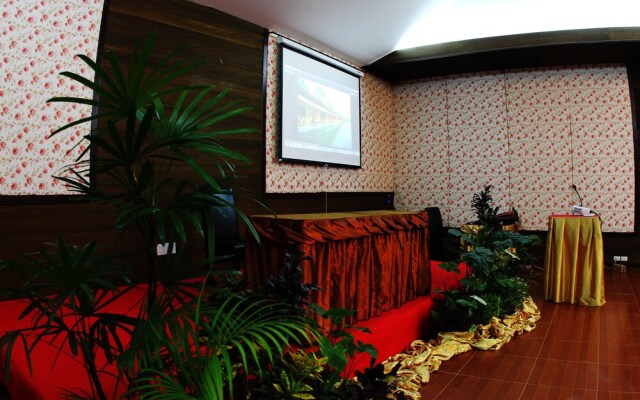 The Hub Erawan Resort