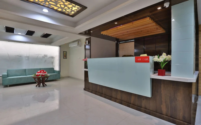 OYO 27897 Hotel The Grand Bansi