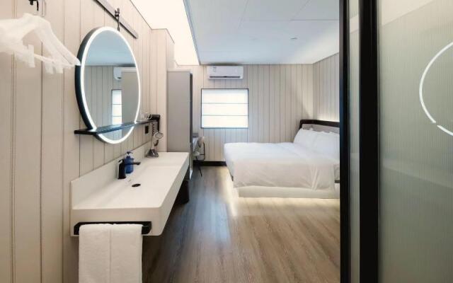 Hanting Hotel Shanghai Xujiahui Caobao Road Metro Station