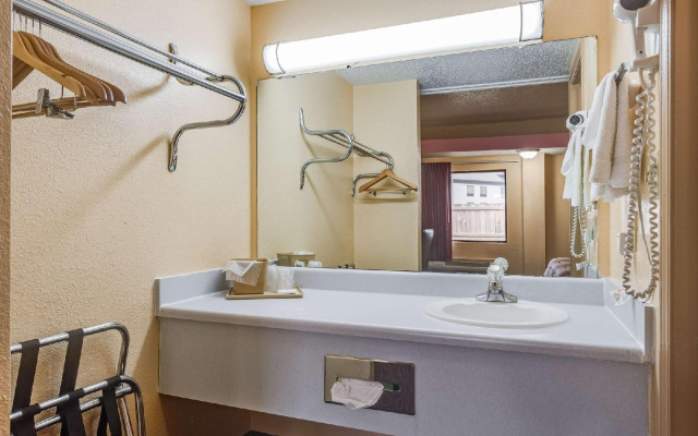 Super 8 Motel - Midwest City/East/Okc Area